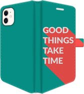 Apple iPhone 12 Hoesje - Portemonneehoesje  - Met pasjeshouder - Met Quote - Good Things - Donkergroen