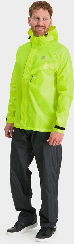 Model draagt een neongroene regenjas en zwarte regenbroek.