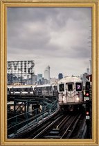 JUNIQE - Poster met houten lijst Metro van New York -60x90 /Grijs