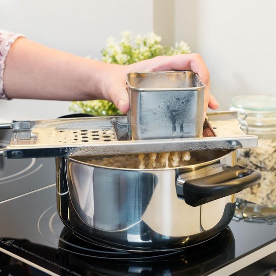 Navaris spätzlerasp - Spätzle maker van roestvrij staal - Rasp om spaetzle mee te maken - Met comfortabele handgreep - Vaatwasserbestendig van Navaris — afbeelding 3