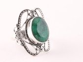 Opengewerkte zilveren ring met smaragd - maat 18.5