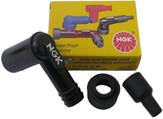 Zwarte NGK LB05F bougiedop met 'NGK' logo. Inclusief losse rubberen ring en dop. De verpakking toont rode, blauwe en zwarte bougiedoppen.