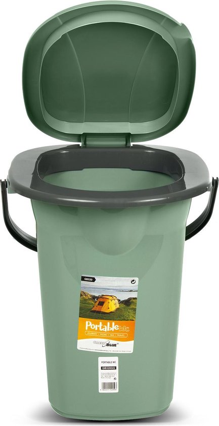 Groene campingtoilet emmer met open deksel, met label 'Portable wc', op witte achtergrond.