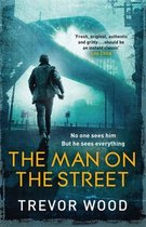 Boekomslag 'The Man on the Street' van Trevor Wood, met een man die wegloopt onder een brug in mistig blauw licht.