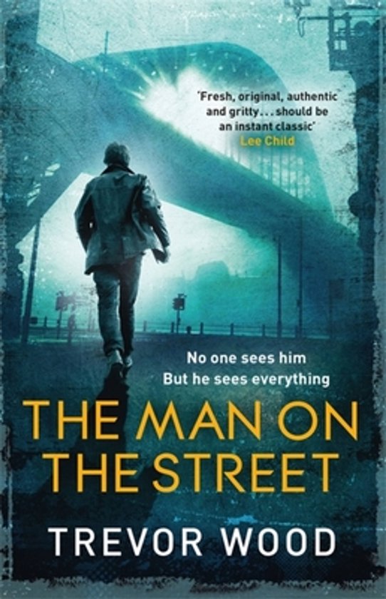 Boekomslag 'The Man on the Street' van Trevor Wood, met een man die wegloopt onder een brug in mistig blauw licht.