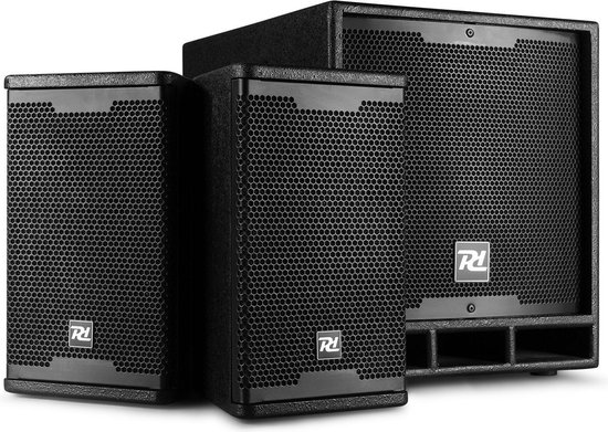 Set van drie zwarte Power Dynamics luidsprekers, een grote subwoofer achter twee kleinere luidsprekers.