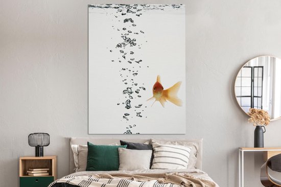 Poisson rouge avec des bulles d'air dans l'eau sur fond blanc toile 2cm 120x160 cm - Tirage photo sur toile (Décoration murale salon / chambre) XXL / Groot format!