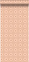 krijtverf vliesbehang ruit perzik roze en glanzend koper - 128828 van ESTAhome