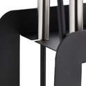 Close-up van de zilverkleurige handvatten van het zwarte haardgereedschap.