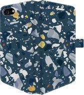 Apple iPhone 7 Telefoonhoesje - Portemonneehoesje  - Met pasjeshouder - Met Marmerprint - Terrazzo - Donkerblauw