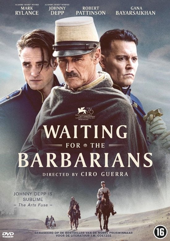 Filmcover: drie mannen in oude uniformen. Centraal staat een man met hoed en sjaal. Links en rechts twee mannen in uniformen. Titel: Waiting For The Barbarians.
