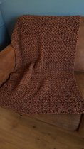 Handgemaakt 100 % wollen plaid / woondeken / kleed in roestbruin met zwart gemeleerd. Gehaakt plaid