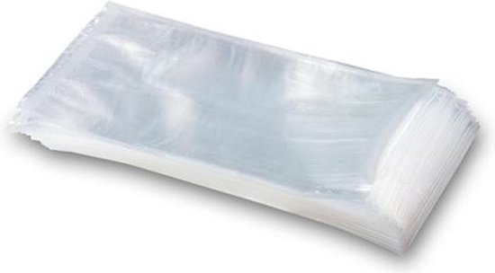 Pile de sacs sous vide transparents sur fond blanc.