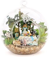 Miniatuur bouwpakket in glazen bal- B 011 - Alice forest afternoon tea