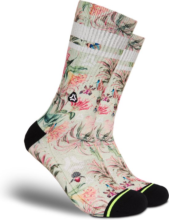 Een paar groene sportkousen met tropische print, witte strepen en zwarte boorden.