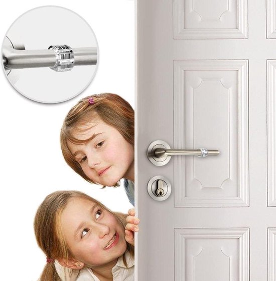 Deux filles regardent par-dessus une porte blanche avec une butée transparente sur la poignée.