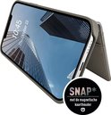 Étui de téléphone gris à fermeture magnétique, ouvert sur un téléphone affichant '10:45 Jeu, 22 octobre'.