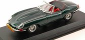 De 1:43 Diecast Modelcar van de Jaguar E-Type Spider , persoonlijke auto Adriano Celentano Cantagino van 1962 in Green Metallic. De fabrikant van het schaalmodel is Best Model. Dit model is alleen online verkrijgbaar