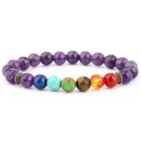 Armband met paarse kralen en zeven gekleurde chakra kralen: rood, oranje, geel, groen, blauw, indigo en violet.