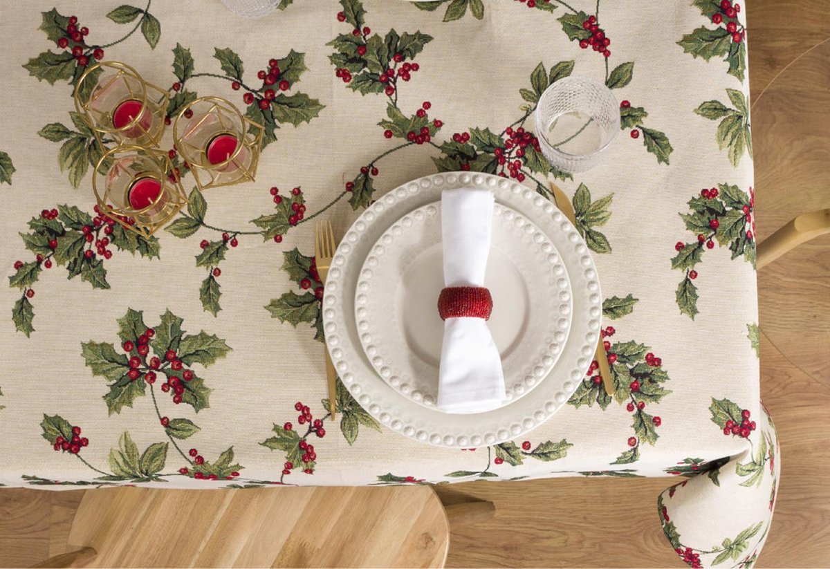 Table de Noël : broder du houx sur des serviettes en tissu - Marie Claire