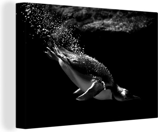 Canvas schilderij 150x100 cm - Wanddecoratie Een pinguïn zwemt in het donkere water - zwart wit - Muurdecoratie woonkamer - Slaapkamer decoratie - Kamer accessoires - Schilderijen