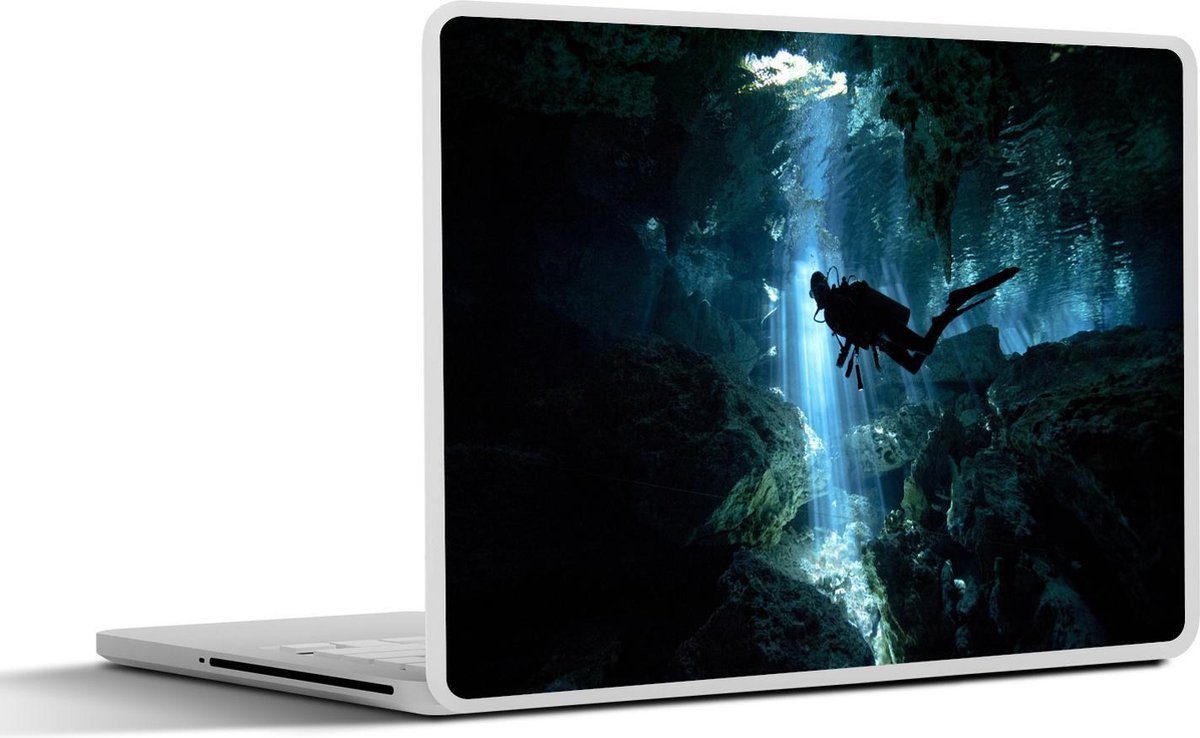 Afbeelding van product SleevesAndCases  Laptop sticker - 13.3 inch - Een man duikt tussen verschillende rotswanden in de zee