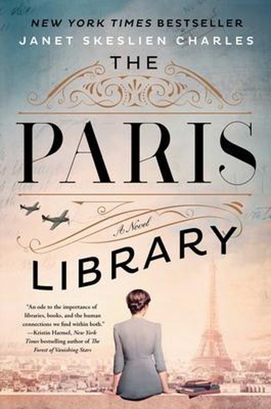 Boekomslag van "The Paris Library" door Janet Shesklien Charles. Een vrouw zit op een muur met de Eiffeltoren op de achtergrond.