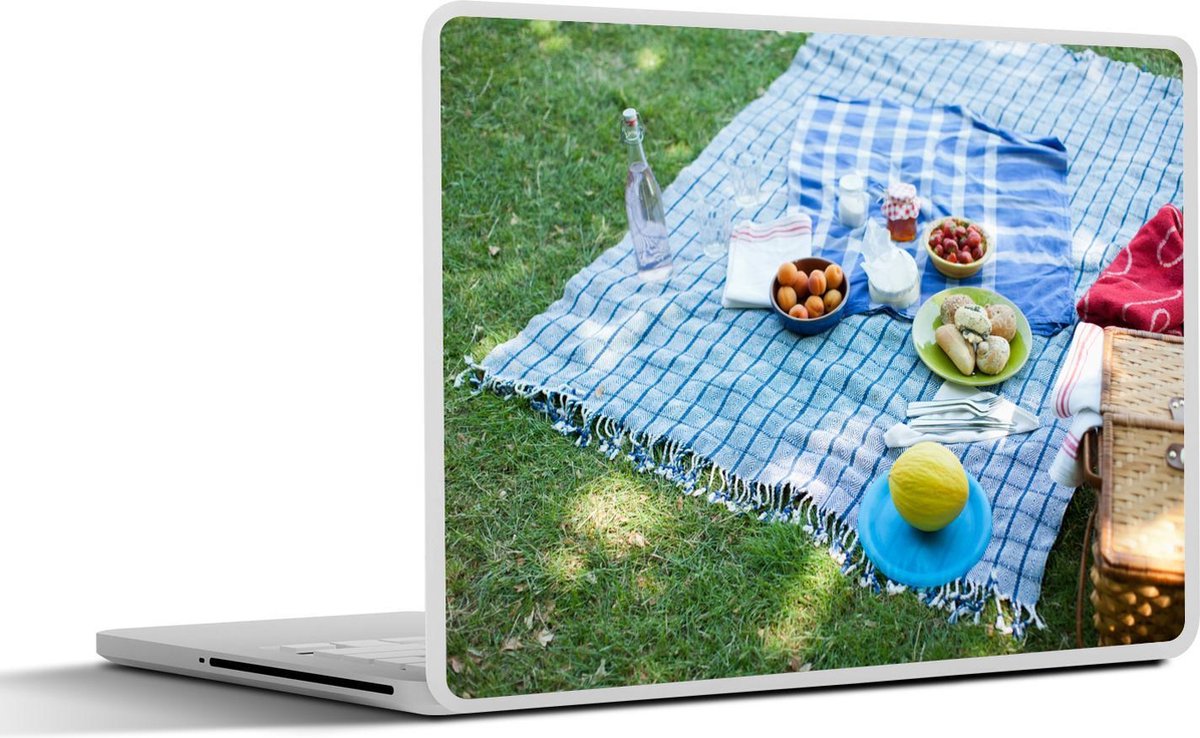 Afbeelding van product SleevesAndCases  Laptop sticker - 14 inch - Picknick kleed met eten in het gras