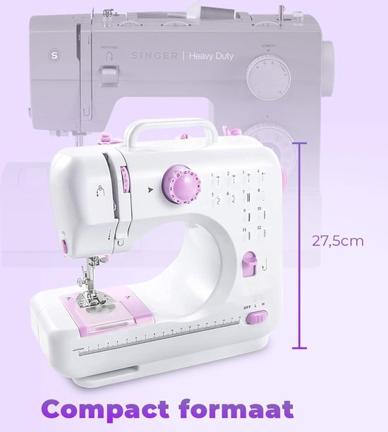 Witte Trendwares naaimachine van 27,5 cm hoog, met roze details en een compact formaat. Een grijze Singer naaimachine is vervaagd op de achtergrond.
