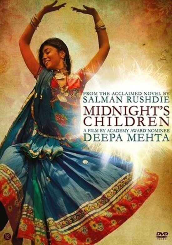Een vrouw in een blauwe en rode sari danst met haar armen omhoog. Van Salman Rushdie's 'Midnights Children'.