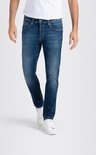 Man in een blauwe jeans, wit T-shirt en witte sneakers.