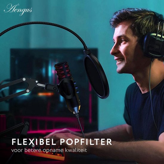 Man met koptelefoon, lachend, naast een microfoon met een Áengus popfilter. "Flexibel popfilter voor betere opnamekwaliteit."