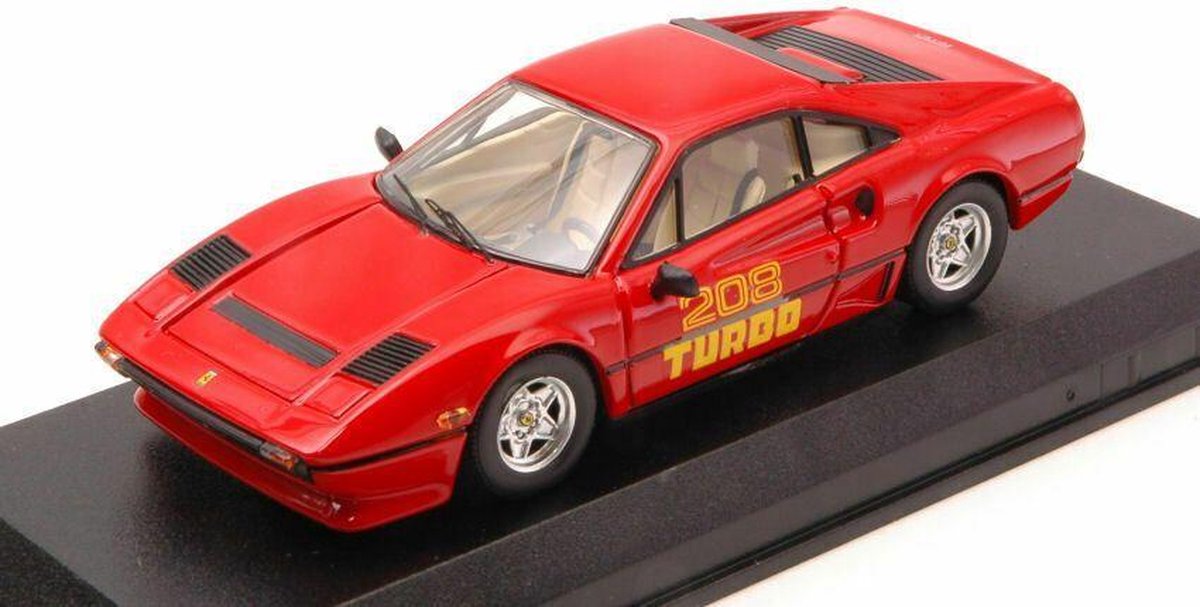De 1:43 Diecast Modelcar van de Ferrari 208 GTB Turbo van 1980 in Red. De fabrikant van het schaalmodel is Best Model. Dit model is alleen online verkrijgbaar