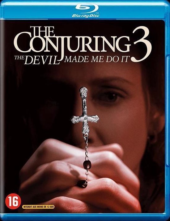 Blu-ray hoes van The Conjuring 3: The Devil Made Me Do It. Een meisje bidt met een kruisje.