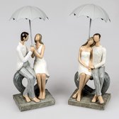 AL - 2 beelden met mensen onder een paraplu