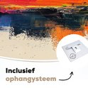 Close-up van een muurcirkel met abstracte verfstreken in felle kleuren, met een detail van het ophangsysteem.