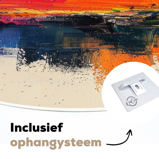 Close-up van een muurcirkel met abstracte verfstreken in felle kleuren, met een detail van het ophangsysteem.