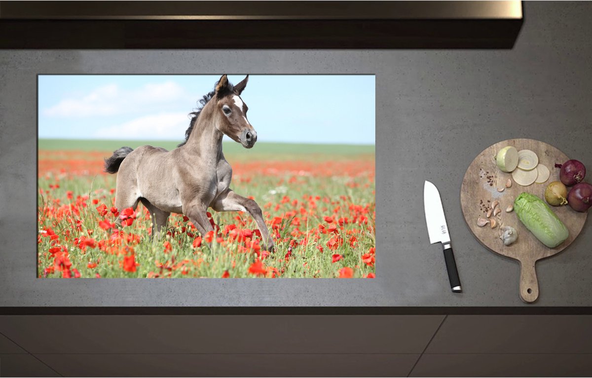 Inductieplaat Beschermer - Bruin Veulen met Witte Bles Rennend door Veld Vol Rode Bloemen - 85x52 cm - 2 mm Dik - Inductie Beschermer - Bescherming Inductiekookplaat - Kookplaat Beschermer van Wit Vinyl