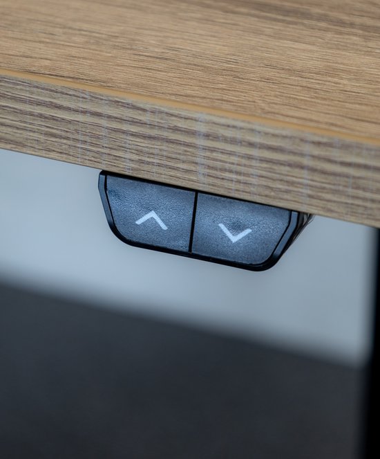 Close-up van het bedieningspaneel met omhoog- en omlaagpijltjes onder een lichtbruin houten tafelblad.