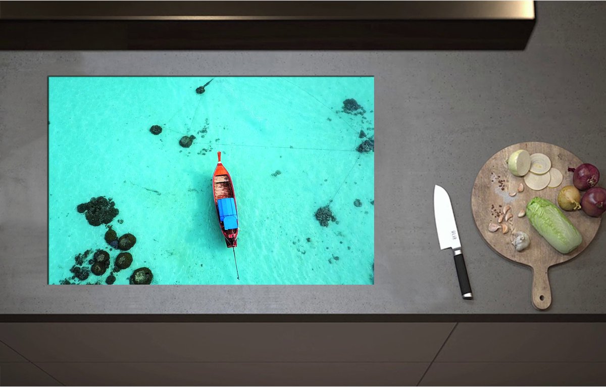 Inductieplaat Beschermer - Bovenaanzicht van Smalle Houten Vissersboot op Helderblauwe Oceaan - 80x52 cm - 2 mm Dik - Inductie Beschermer - Bescherming Inductiekookplaat - Kookplaat Beschermer van Zwart Vinyl