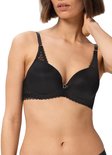 Soutien-gorge noir à armatures avec texture et finition dentelle sur les bretelles et le bord inférieur.