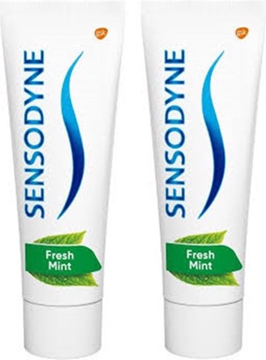 Twee tubes Sensodyne Fresh Mint tandpasta op een witte achtergrond.