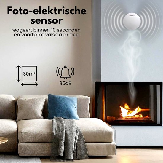 Een Aroha rookmelder aan de muur boven een open haard met vuur. Illustratie van rook die stijgt, met indicaties voor 30m² en 85dB.