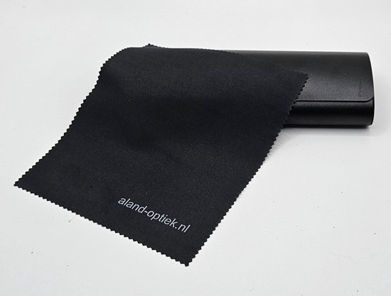 Zwart microvezeldoekje voor brillen naast een zwart brillenkoker.