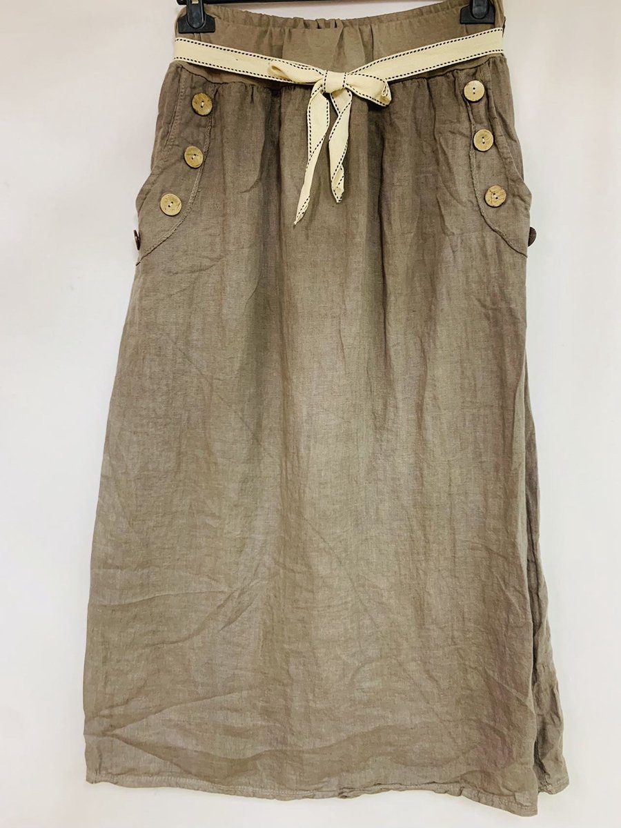 Linnen lange rok in kleur TAUPE met elastische talie zijzakken met knoppen en riem bol