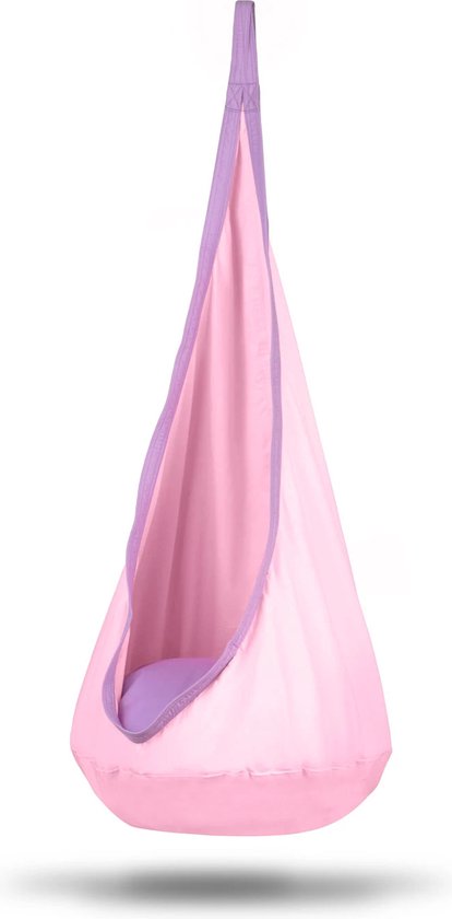 Een roze hangstoel met paarse rand, op een witte achtergrond.