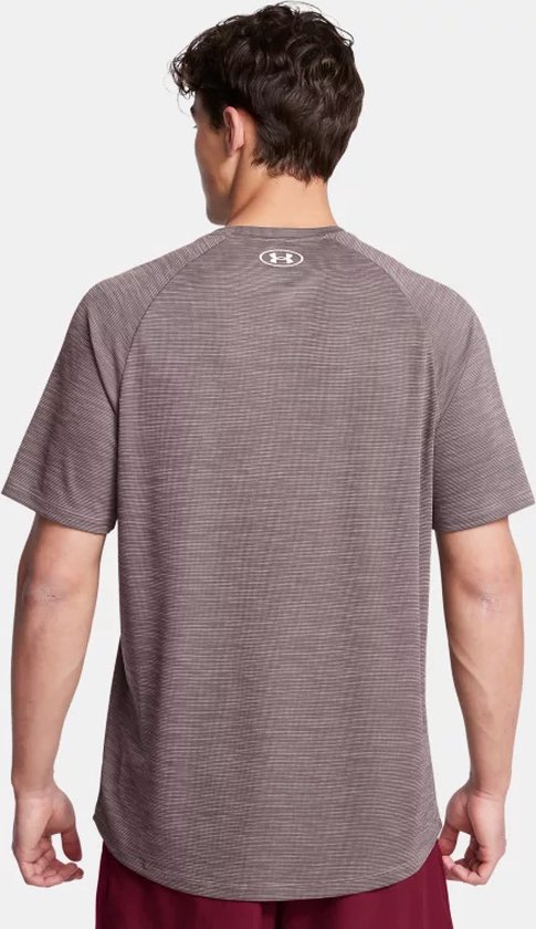 Bruinrood sportshirt met subtiele horizontale lijnen en wit Under Armour logo op de rug.