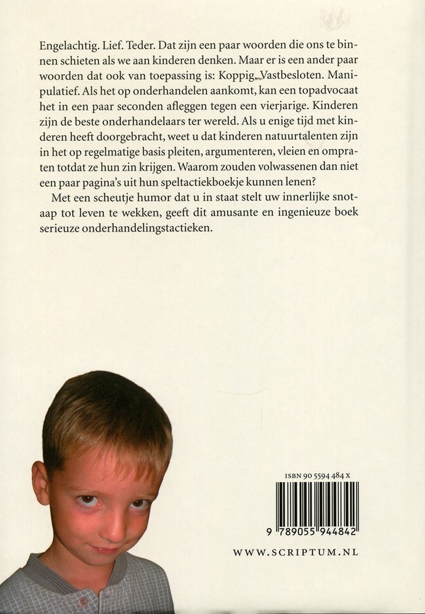 Een jongen met bruin haar kijkt naar de camera, met een grijze trui aan. Achter hem is tekst op de pagina te zien.