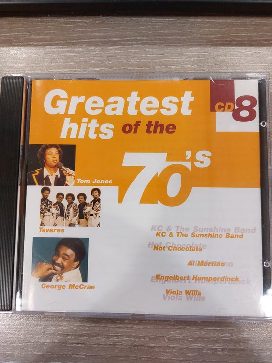 Cd hoes met 'Greatest hits of the 70's 8' in oranje en witte letters, met afbeeldingen van artiesten.