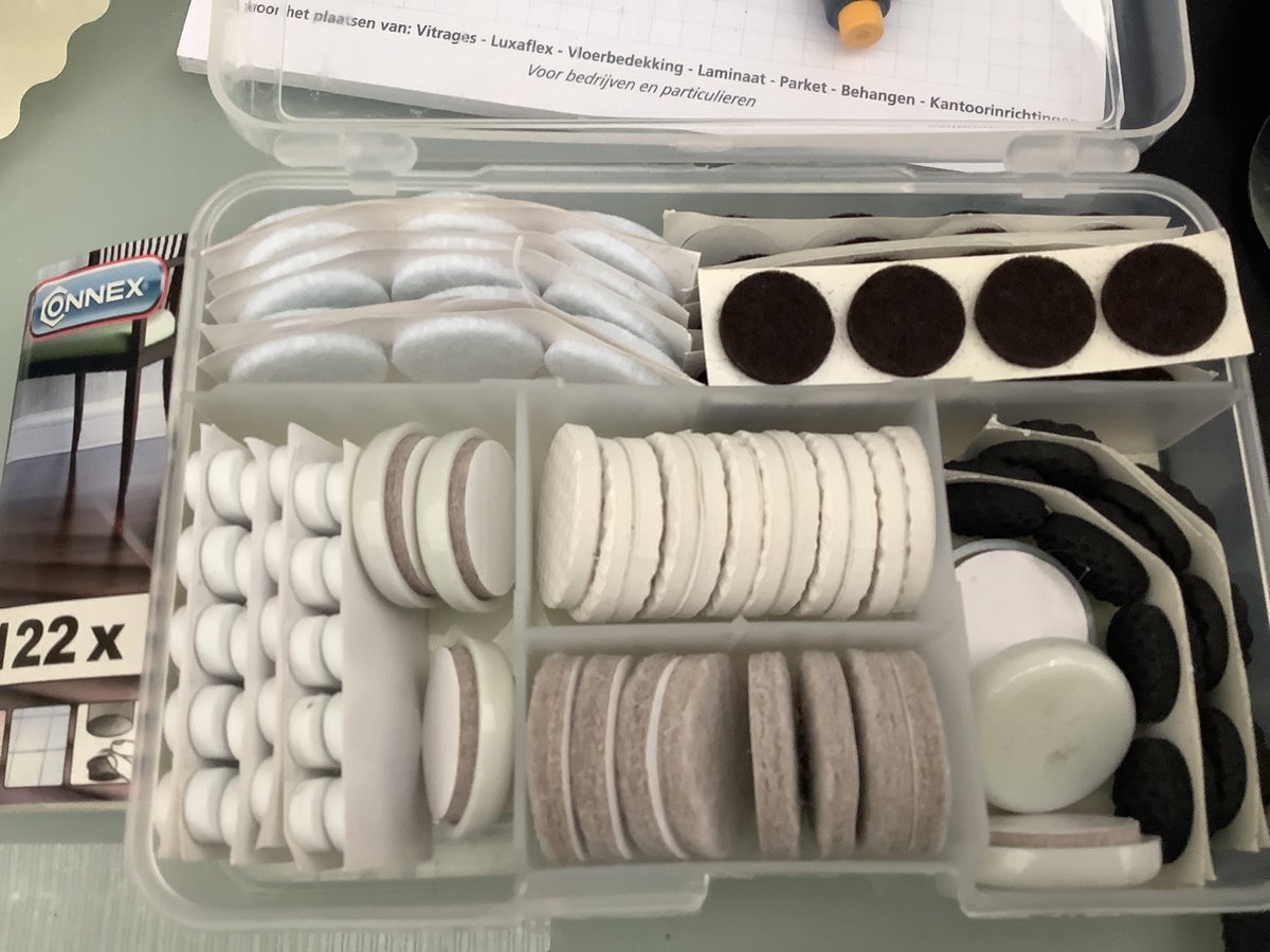 122 delige antikras viltplakkers, assortiment wit/zwart. 15/20/25/30mm.breed